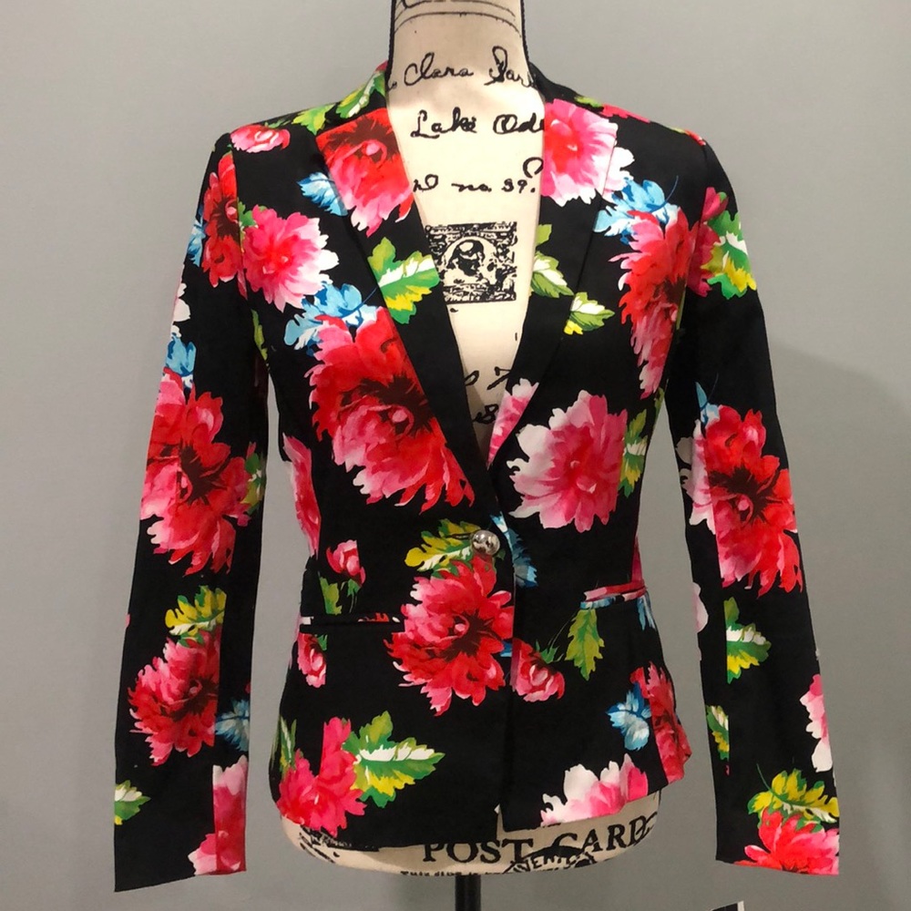 XOXO black floral blazer🤩